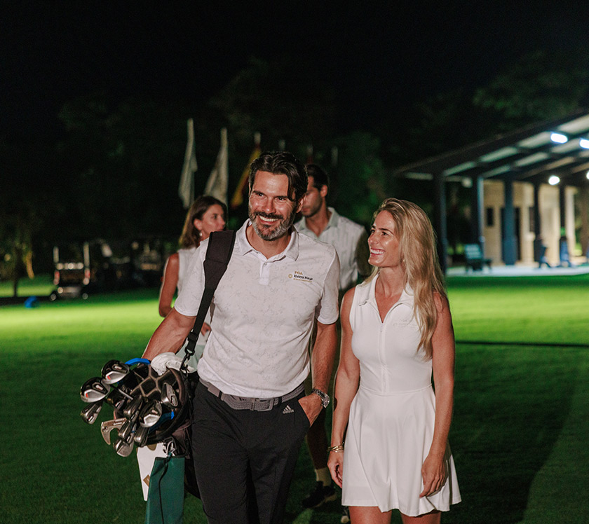Jugadores disfrutando del golf de noche